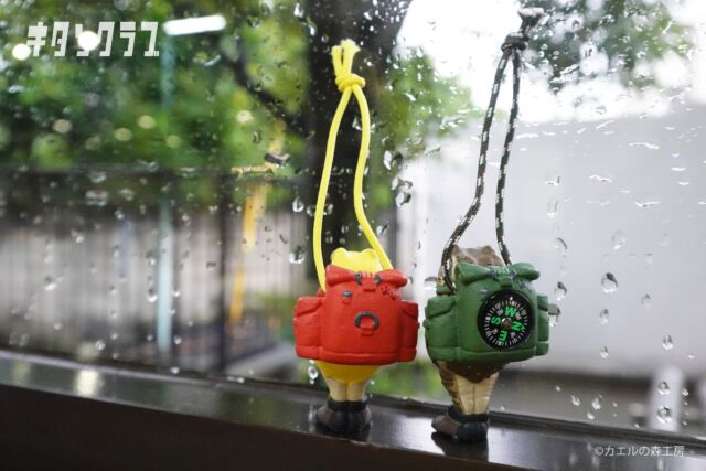 .
☔チラ見せ🐸

好評の
#無事カエルストラップ シリーズに
新たな仲間が登場。

雨の日もちょっと楽しく。

2026年9月頃発売予定⛰
※写真は進行中のサンプルです

#カプセルトイ #ガチャガチャ #ガチャ #カプトイ #キタンクラブ #kitanclub 3カエル #🐸 #カエルの森工房 #無事カエルストラップ #コンパス #山登り